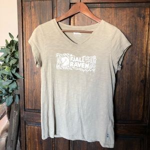 EUC Fjallraven v-neck t-shirt